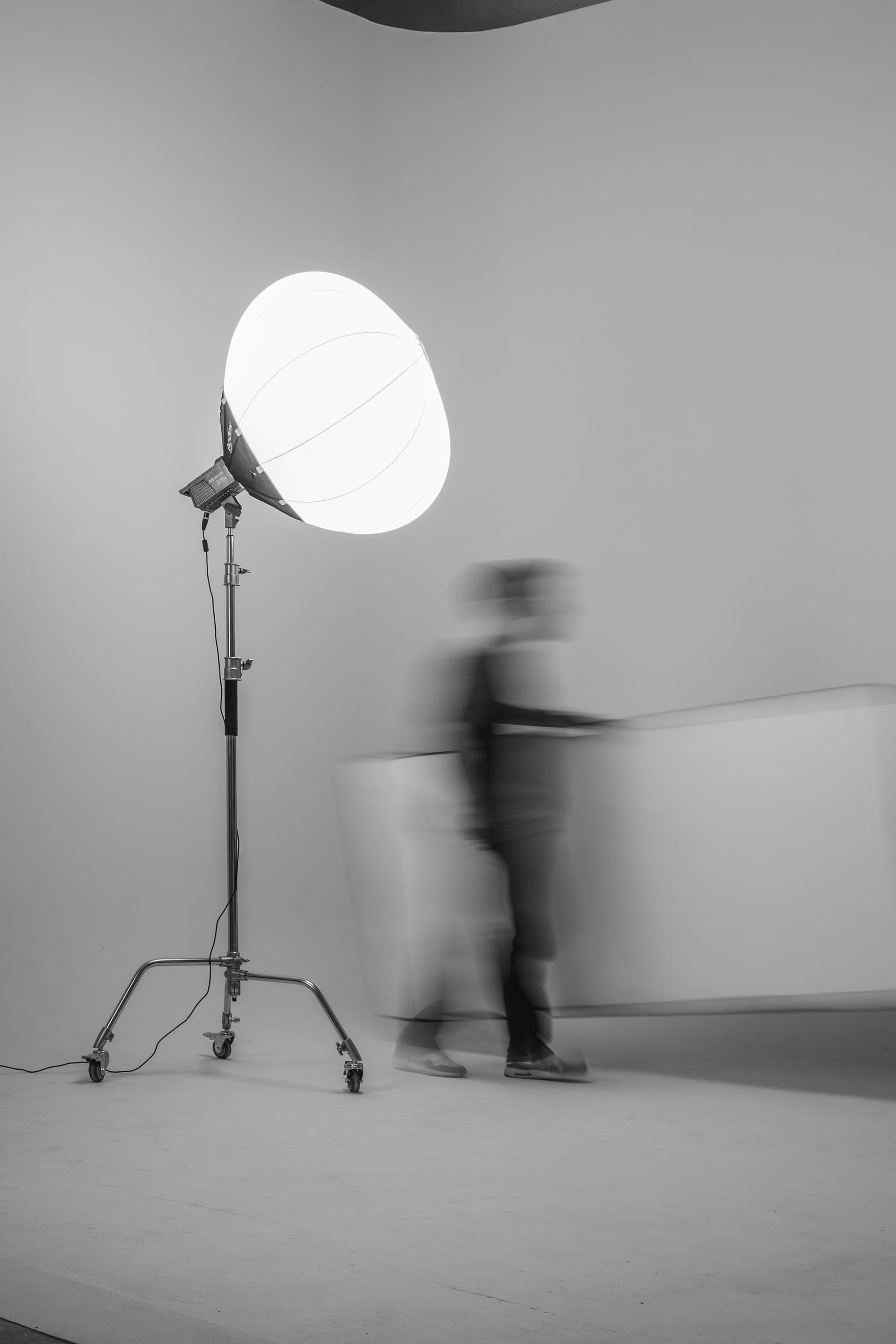 Déplacement d'un éclairage flash sur le plateau — Your Studio Labry Marseille